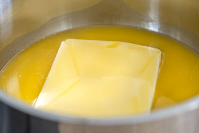 Butter für die einfache Sauce Hollandaise schmelzen
