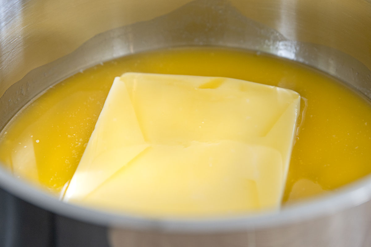 Butter für die einfache Sauce Hollandaise schmelzen