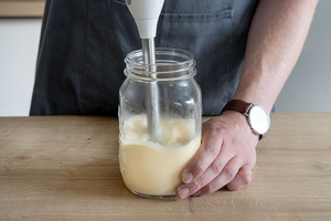 Sauce Hollandaise mit dem Pürierstab aufschlagen