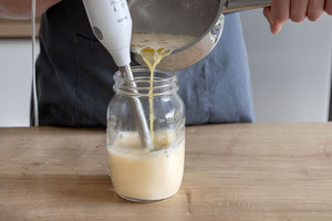Butter zur Pürierstab Sauce Hollandaise geben