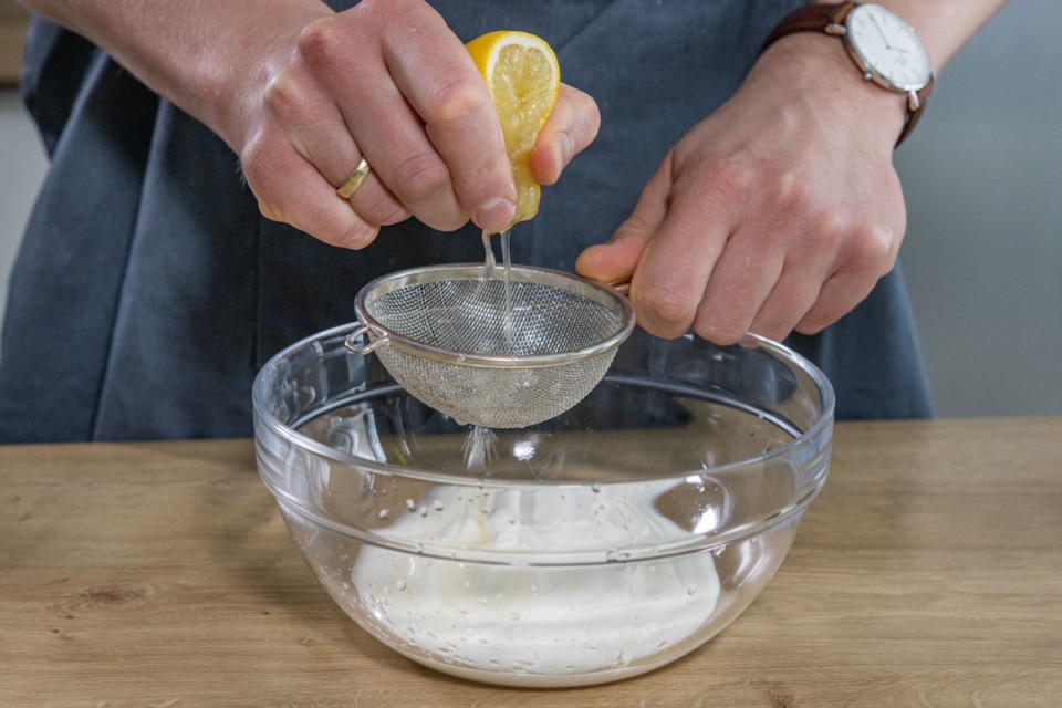 Saure-Sahne-Dressing mit Kräutern für Feldsalat | Rezept - eat.de