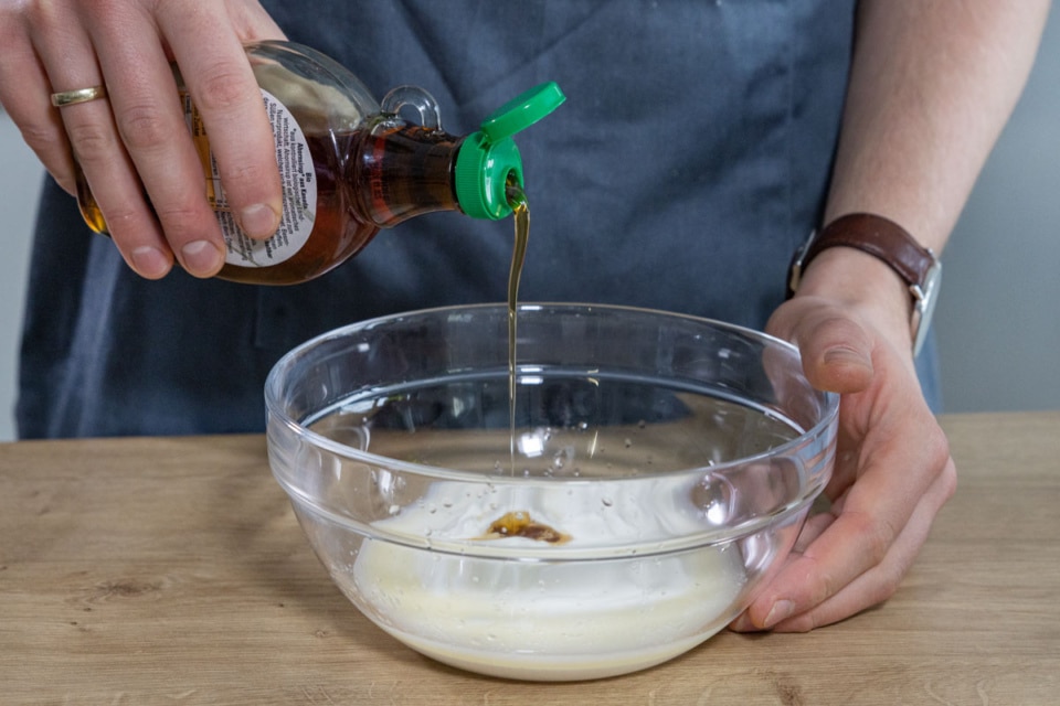 Saure-Sahne-Dressing mit Kräutern für Feldsalat | Rezept - eat.de