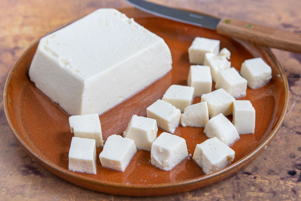 Kann man Tofu roh und kalt essen?