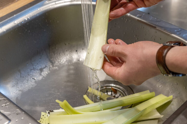 Staudensellerie waschen