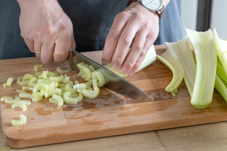 Staudensellerie richtig schneiden: Schritt-für-Schritt-Anleitung - eat.de
