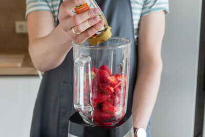Erdbeeren mit Agavendicksaft pürieren