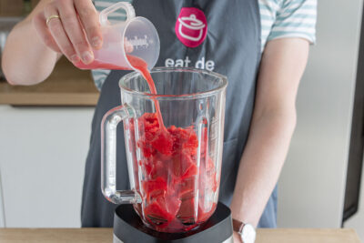 mit Erdbeersaft mixen