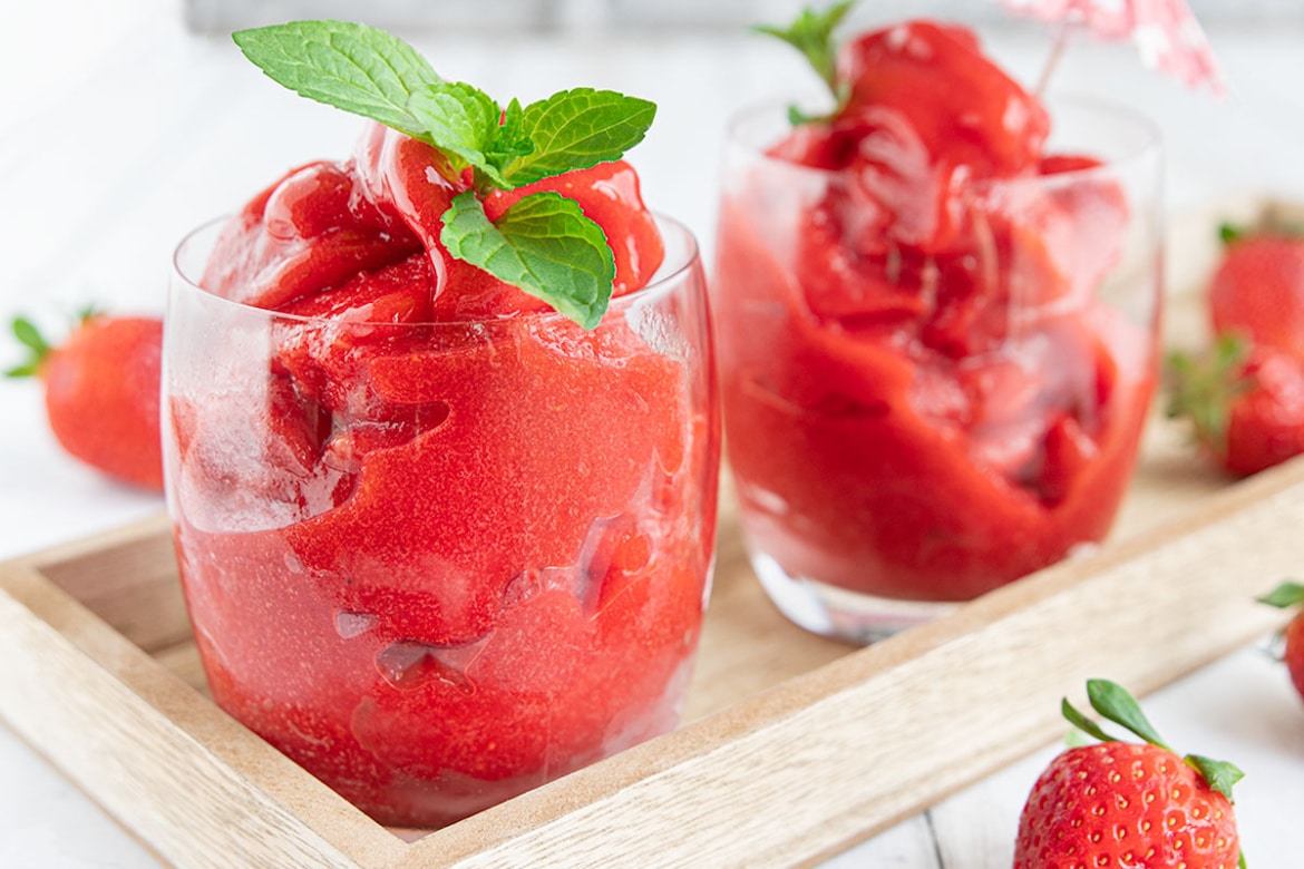 Selbstgemachtes Slush-Eis mit frischen Erdbeeren | Rezept - eat.de