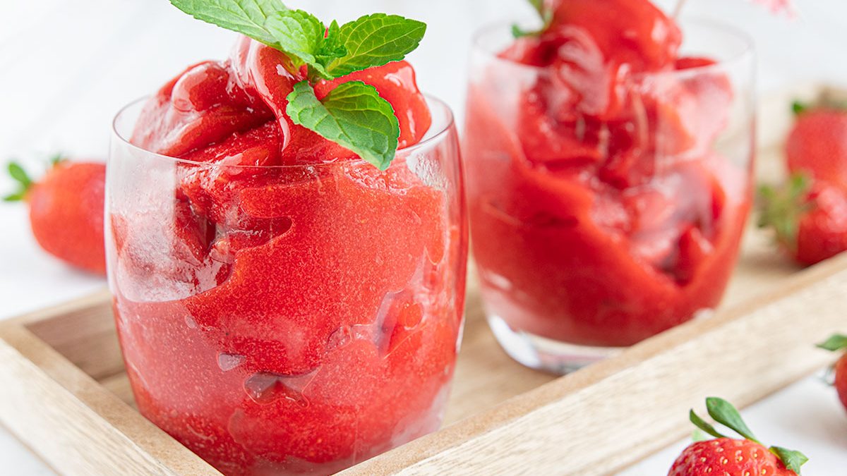 Selbstgemachtes Slush-Eis mit frischen Erdbeeren | Rezept - eat.de