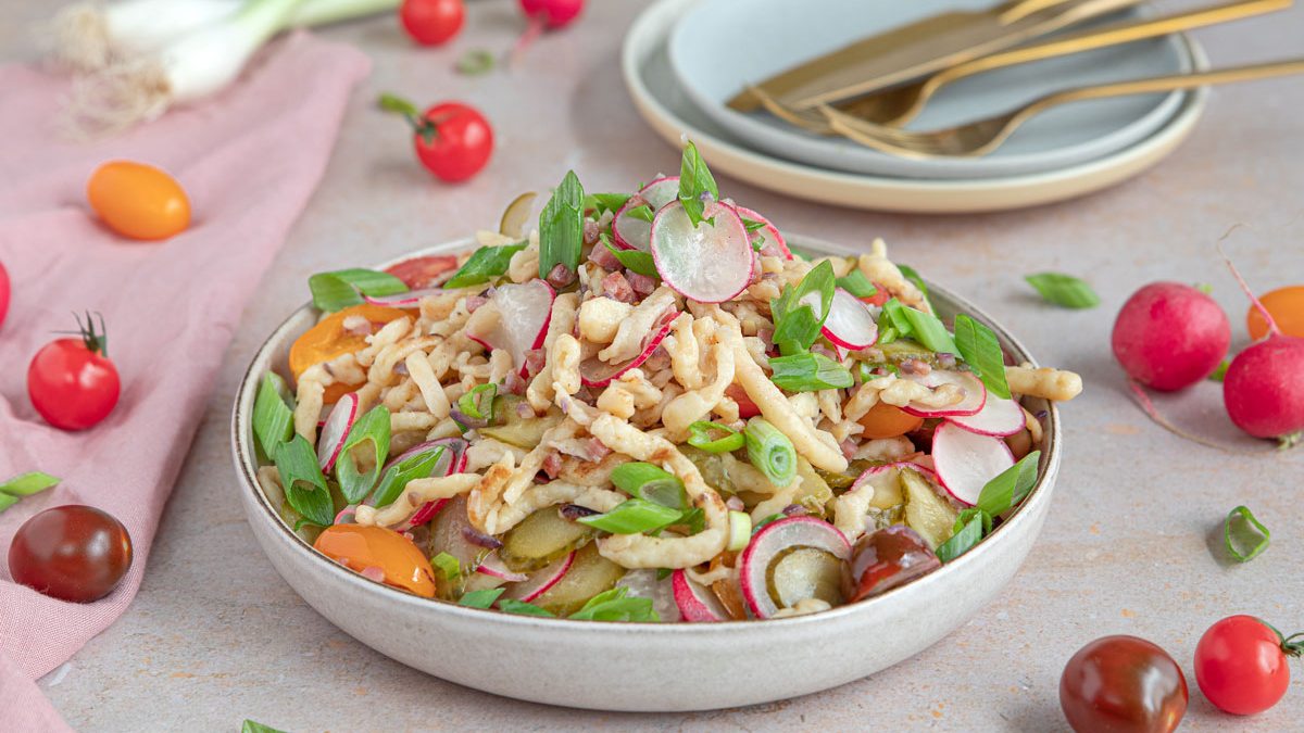 Bunter Spätzlesalat mit Speck | Rezept - eat.de