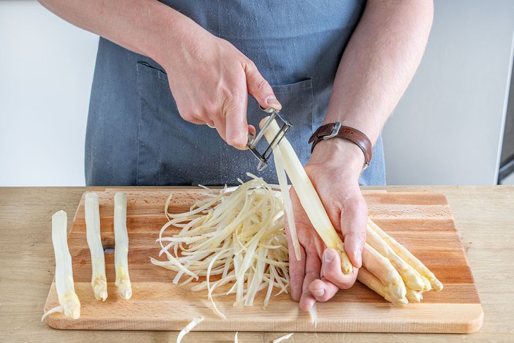 Spargel schälen