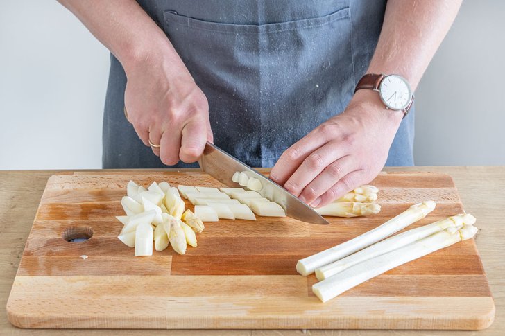 Spargel schneiden