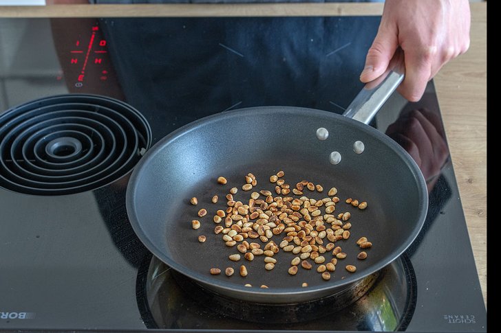 Pinienkerne anrösten