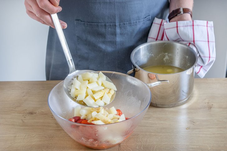 Spargel zu den Erdbeeren geben