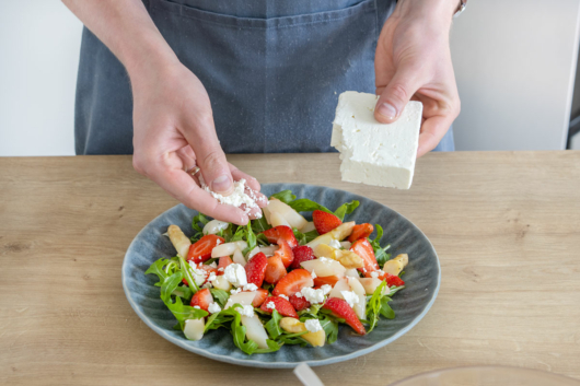 Fruchtiger Spargelsalat mit Erdbeeren und Feta | Rezept - eat.de