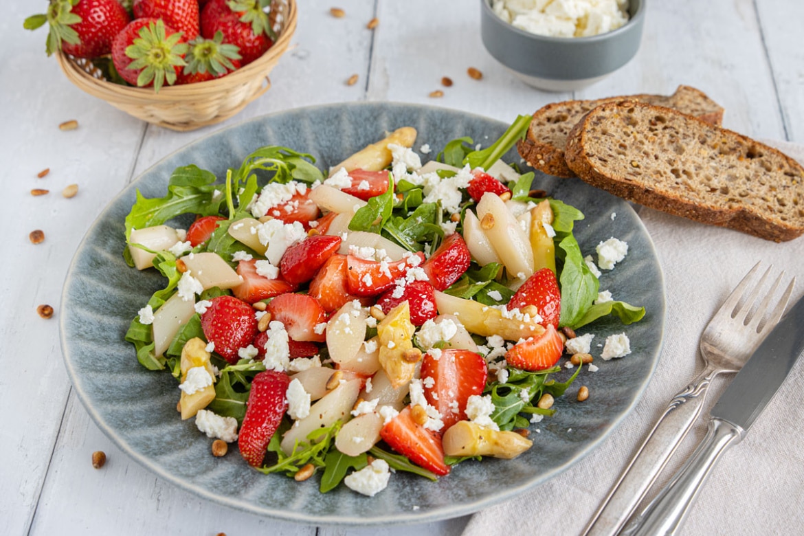 Fruchtiger Spargelsalat mit Erdbeeren und Feta | Rezept - eat.de