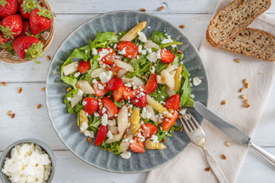 Spargelsalat mit Erdbeeren und Feta