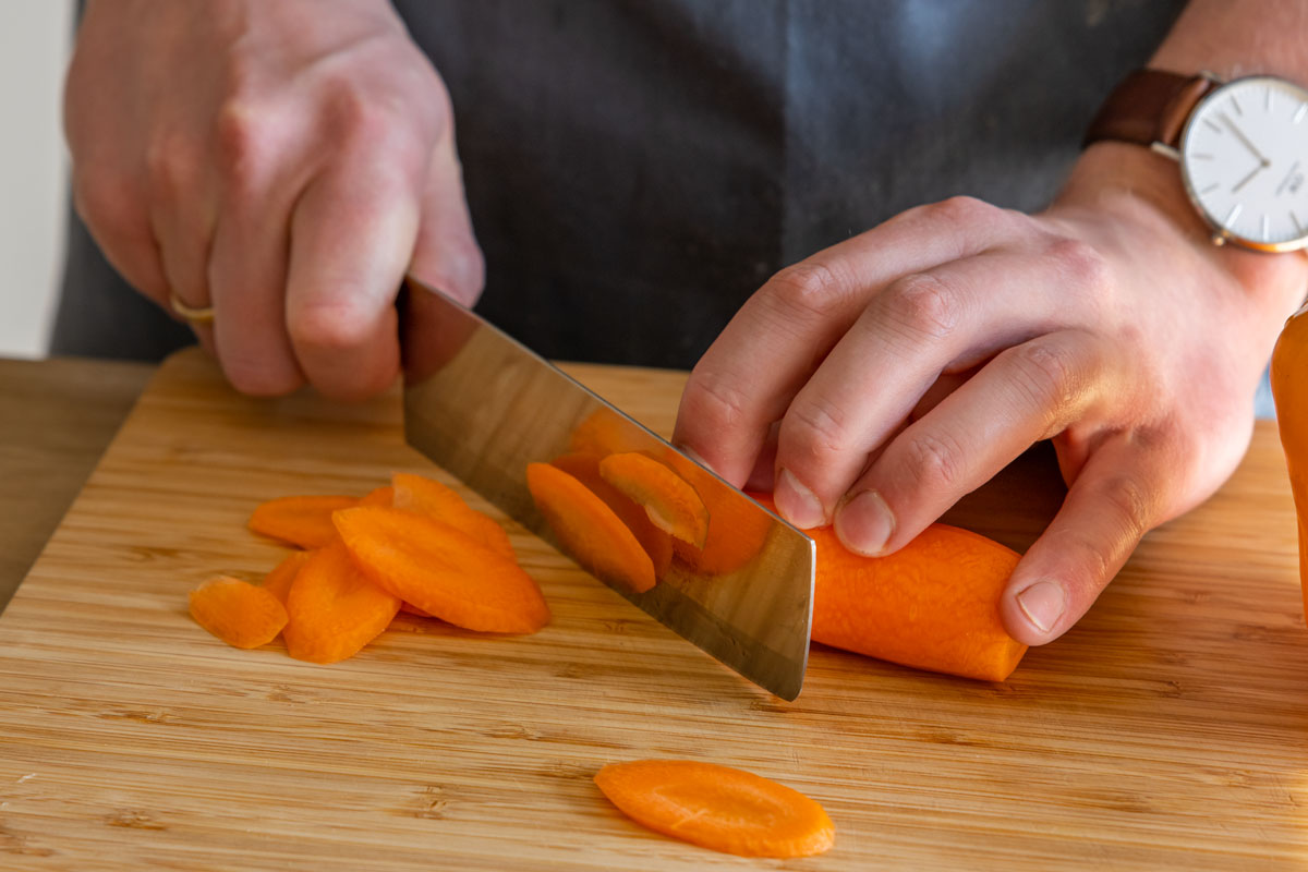 Karotten in Scheiben schneiden