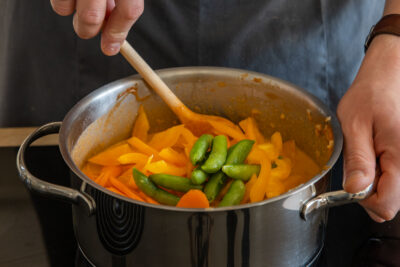 Zuckerschoten zum Thai Panang Curry mit Huhn geben