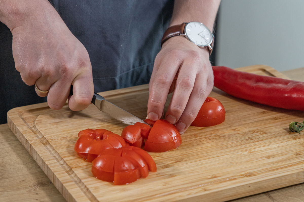 Tomaten klein schneiden