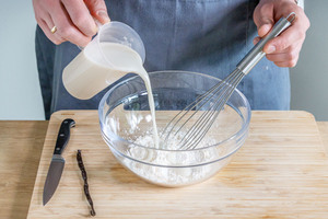 Milch zum Puddingpulver geben