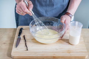 Puddingpulver mit Milch verrühren