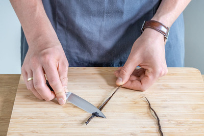 Vanille aus der Schote mit dem Messer kratzen
