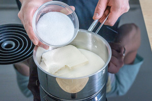 Zucker zum Topf geben