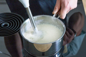 Milch und Seidentofu pürieren