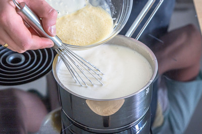 Gelöstes Puddingpulver in den Topf geben