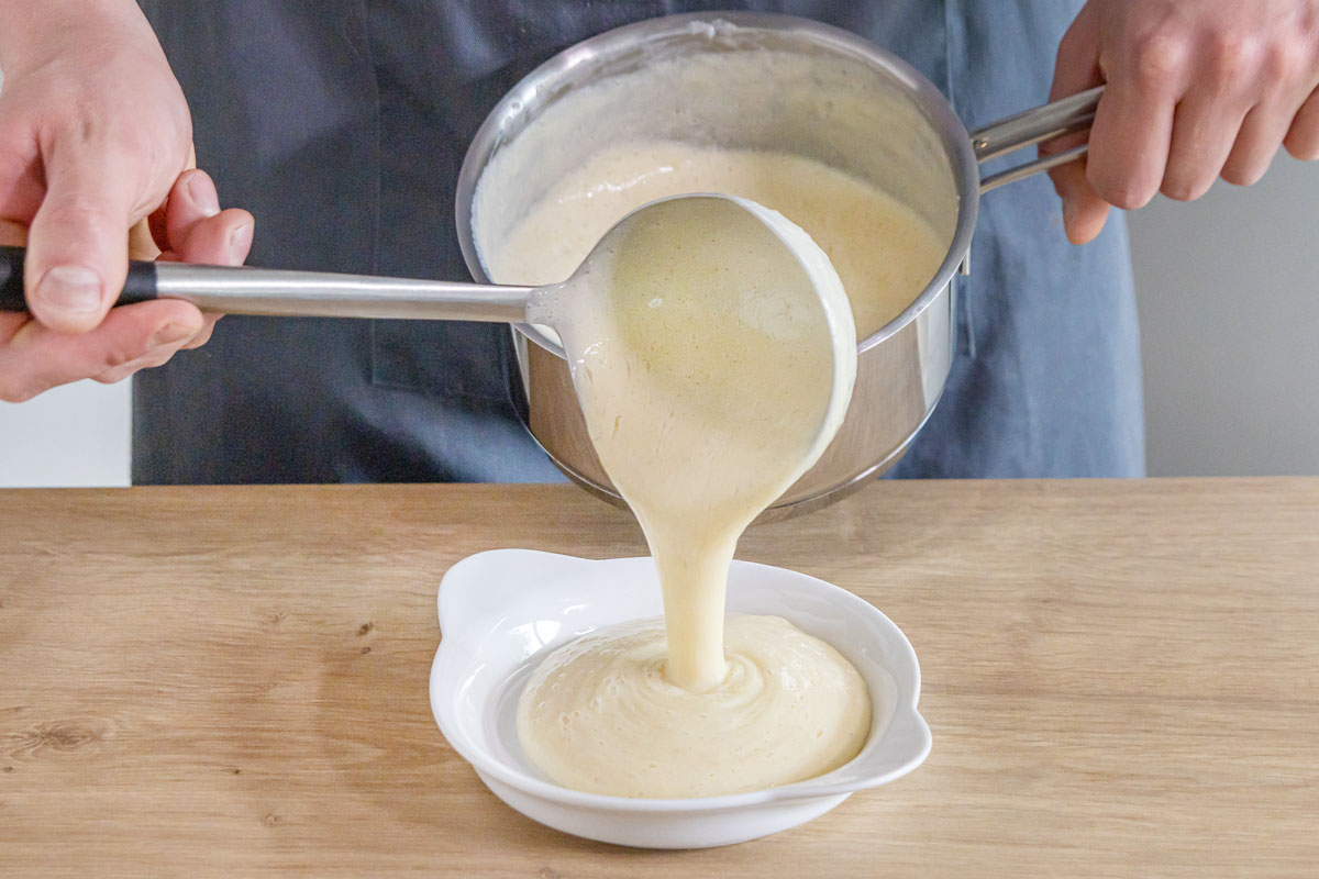 Crème Brûlée in Förmchen gießen