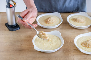 Zucker auf die Crème geben