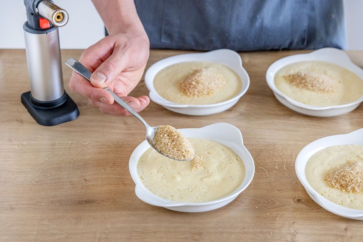 Zucker auf die Crème geben