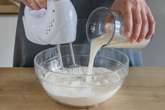 Milch zum Mehl gießen