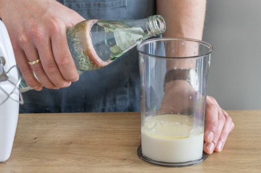 Mineralwasser zur Milch gießen