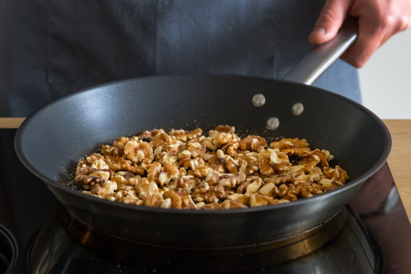 Walnüsse in Pfanne rösten