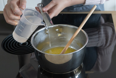 Butter schmelzen und Wasser hinzugeben