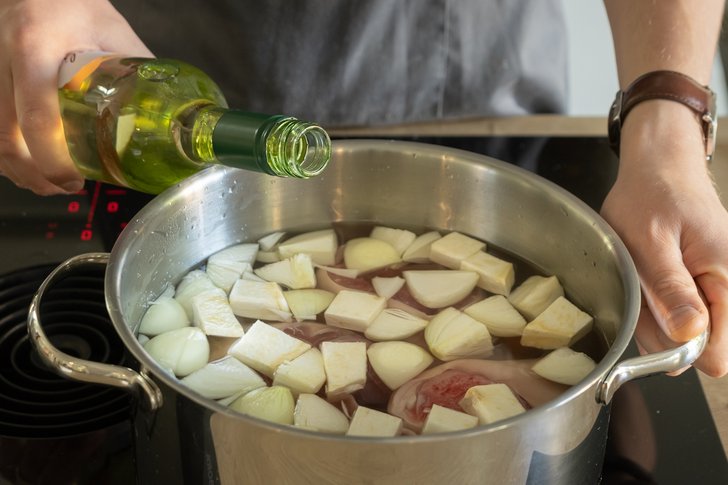 Weißwein angießen