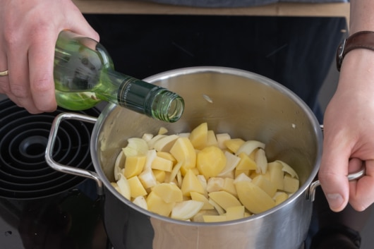 Gemüse mit Weißwein ablöschen