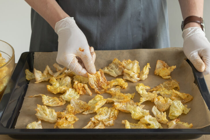 Wirsingchips auf dem Backblech verteilen