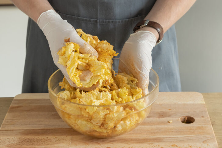 Wirsingchips würzen