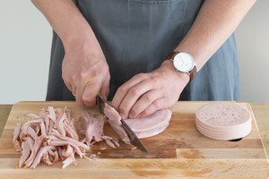 Wurst in Streifen schneiden