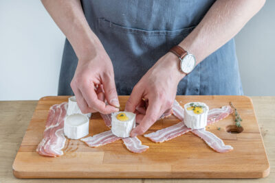Käse auf Speck legen