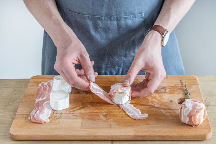 Speckmantel um Ziegenkäse verschließen