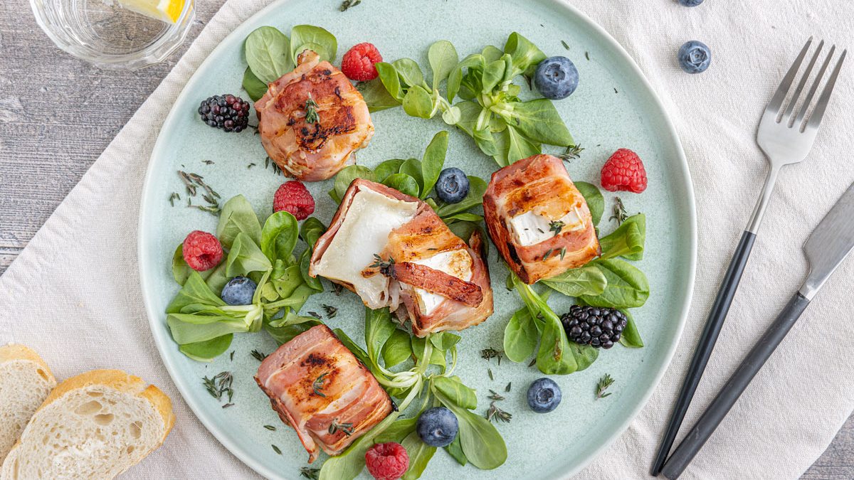 Ziegenkäse im Speckmantel mit Honig | Rezept - eat.de