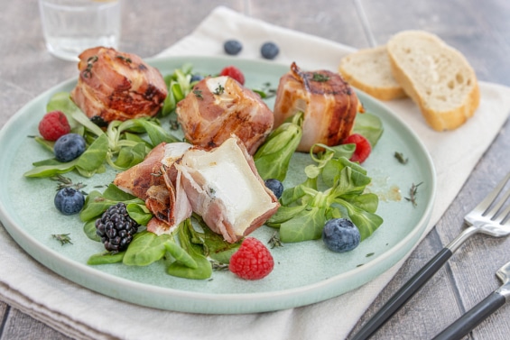 Ziegenkäse im Speckmantel mit Honig | Rezept - eat.de Ziegenkäse im Speckmantel mit Honig | Rezept - eat.de