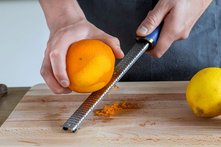 Orangenschale abreiben