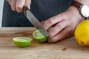 Limette längs halbieren