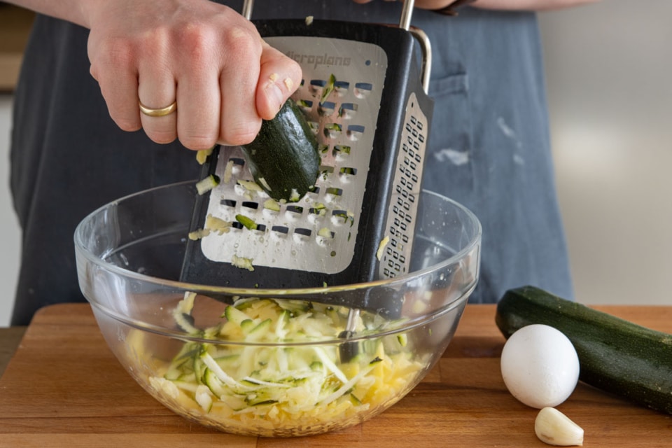 Knusprige Zucchinipuffer: schnell &amp; einfach | Rezept