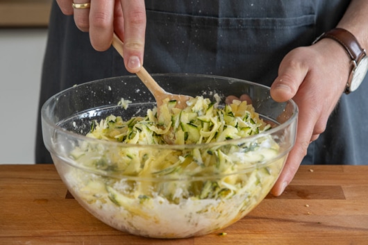 Masse für Zucchinipuffer verrühren